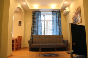Уютная двухкомнатная квартира возле метро «Кловская»