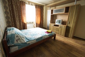 Сдам 2-комнатную видовую квартиру посуточно возле метро Оболонь