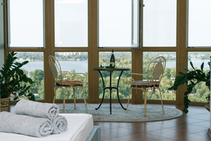 Панорамные апартаменты с двойным джакузи и видом на Днепр