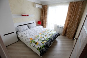 Новая 2-комнатная квартира посуточно возле метро Оболонь