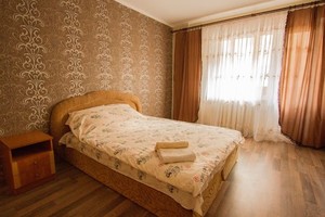 Затишна 2-кімнатна квартира подобово на метро Героїв Дніпра