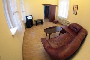 Подобово трикімнатна квартира в центрі Києва