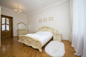 4-кімнатні апартаменти подобово з видом на Хрещатик в самому центрі Києва