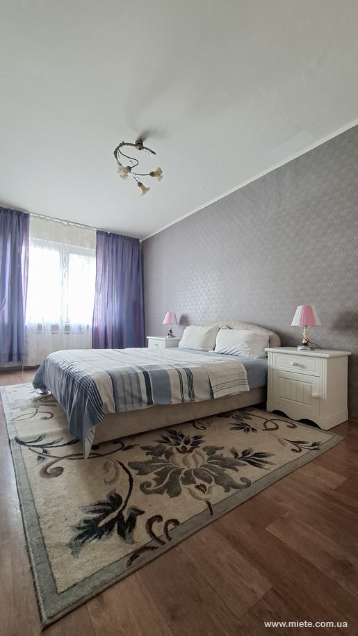 Квартира подобово по вул. Григорія Ващенка, 5 (Київ)