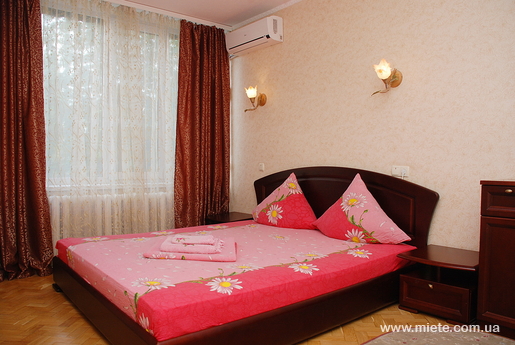 Квартира посуточно по ул. Липковского, 31 (Киев)