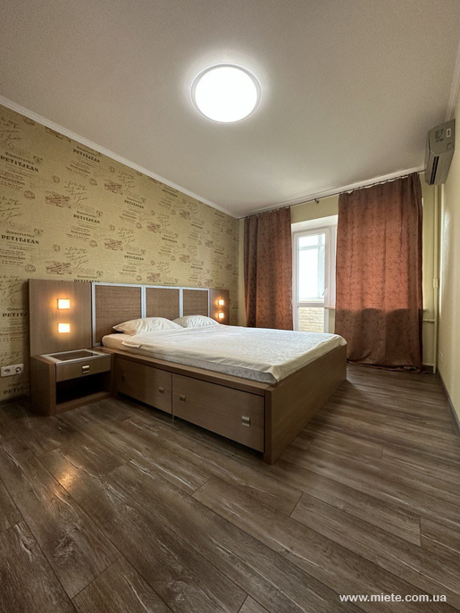 Квартира посуточно по бул. Леси Украинки, 19 (Киев)
