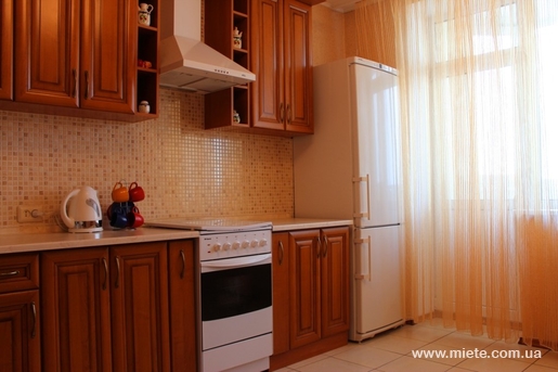 Квартира посуточно по пр. Бажана, 10 (Киев)