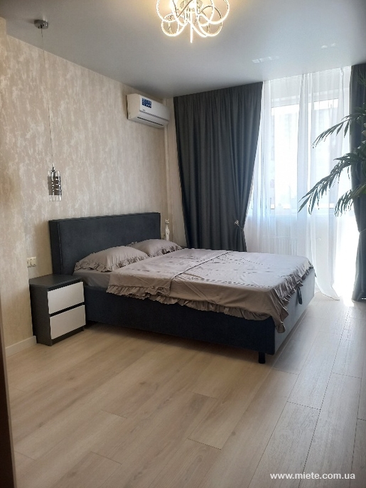 Квартира подобово по вул. Сахарова, 9 (Одеса)