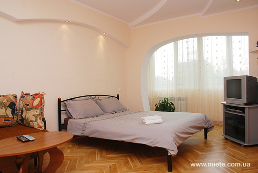 Квартира посуточно по ул. Василия Липковского, 15 (Киев)