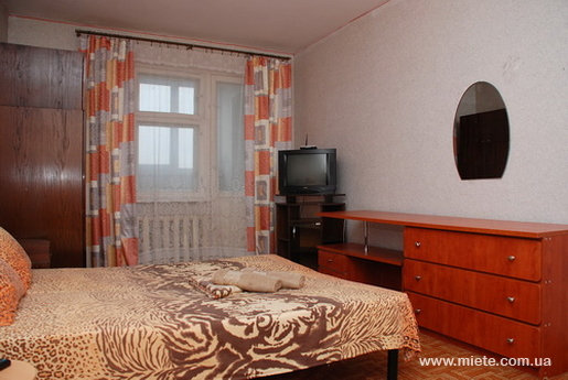 Квартира посуточно по ул. Урловская, 5а (Киев)