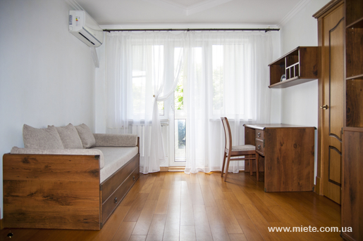 Квартира посуточно по ул. Ванды Василевской, 3 (Киев)