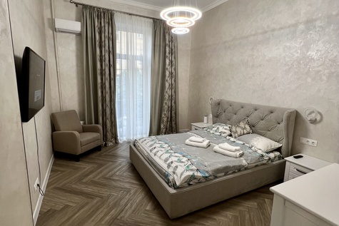 Центр Киева, метро Университет, Крещатик