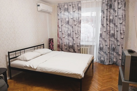 Большая 1к возле метро Левобережная (Киев)