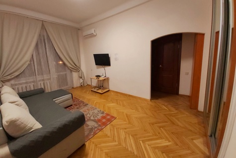 2к квартира возле Дворца "Украина"