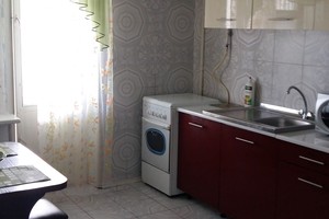 Подобово 1к квартира біля метро Палац Україна