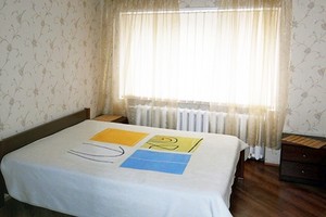 Двокімнатна квартира-студія подобово в Донецьку