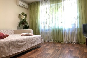 Подобово 2-кімнатна квартира для 2-4 гостей в Київському районі