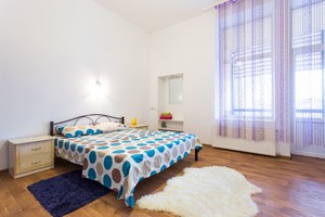 Двухкомнатная посуточно в центре возле метро Архитектора Бекетова