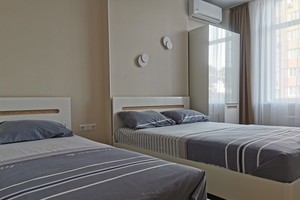 Трикімнатні апартаменти з балконом біля Мегацентру