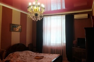 Сдаю 1-комнатную квартиру в центре Запорожье посуточно недорого