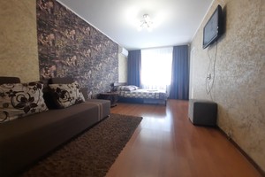 Здам подобово 1-кімнатну квартиру в центрі, поруч автостоянка
