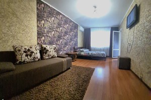 Сдам посуточно 1-комнатную квартиру в центре, рядом автостоянка