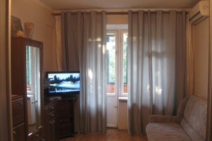 Стильная двухкомнатная квартира посуточно на Бассейной