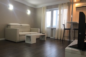 Квартира з 1 спальнею, центр, метро Палац Україна