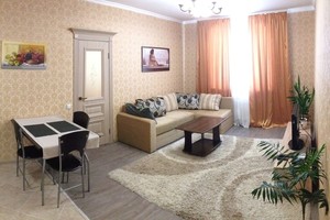 Двухкомнатная квартира возле метро Лукьяновская предлагается посуточно