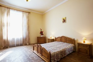 Подобово 2-кімнатна квартира в центрі Львова