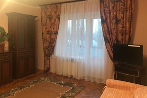 Посуточно, центр Киева, 2 мин. станция метро Кловская