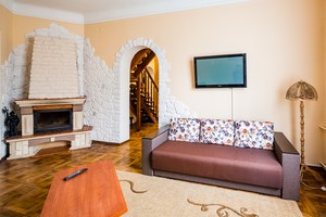 Дворівневі апартаменти в центрі міста біля музею Арсенал, Реберня
