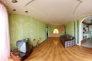 Квартира с тремя комнатами посуточно в центре Ровно