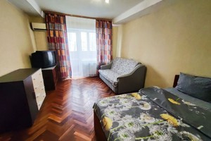 Однокомнатная квартира возле Охматдета, ж/д вокзала