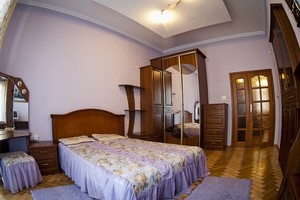 Подобово квартира з 8-ма спальними місцями
